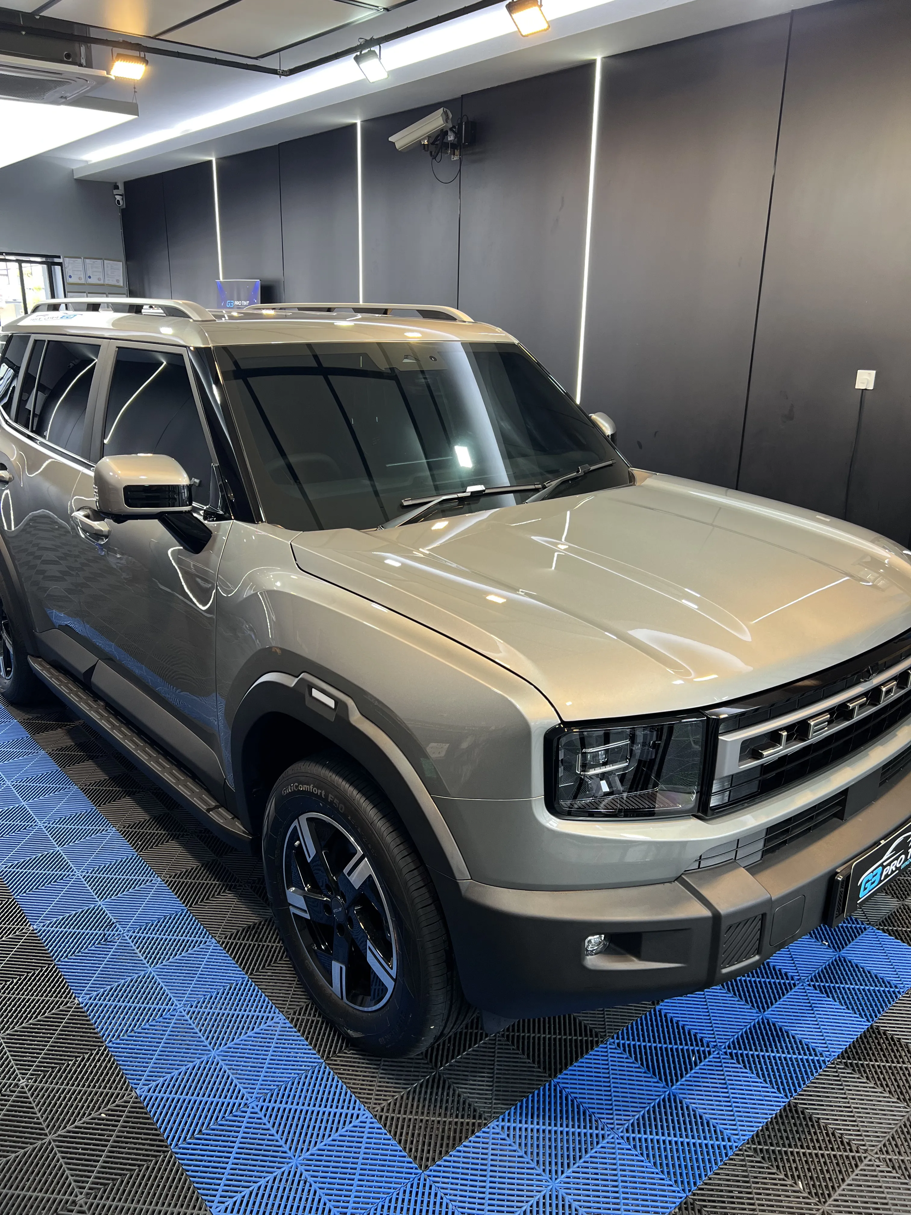 G3 showroom photo of a silver SUV showing its windscreen and side windows